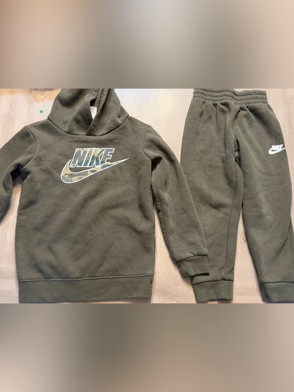 Nike boys green camo logo matching outfit set 4T